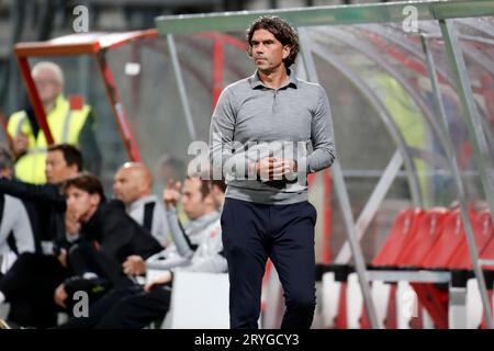 Maastricht, Niederlande. 29 settembre 2023. Maurice Verberne allenatore del MVV Maastricht allenerà i suoi giocatori durante la partita olandese Keuken Kampioen Divisie tra MVV e ADO Den Haag il 29 settembre 2023 a Maastricht, Paesi Bassi Credit: dpa/Alamy Live News Foto Stock