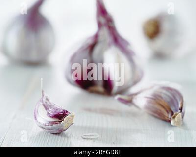 Bulbo d'aglio su sfondo bianco di legno Foto Stock