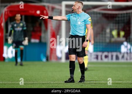 Maastricht, Niederlande. 29 settembre 2023. L'arbitro Martijn Vos parla con i giocatori durante la partita olandese Keuken Kampioen Divisie tra MVV e ADO Den Haag il 29 settembre 2023 a Maastricht, Paesi Bassi Credit: dpa/Alamy Live News Foto Stock