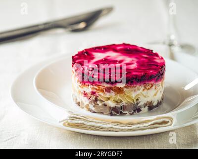 Insalata di aringa sotto pelliccia cappotto su piatto festivo Foto Stock