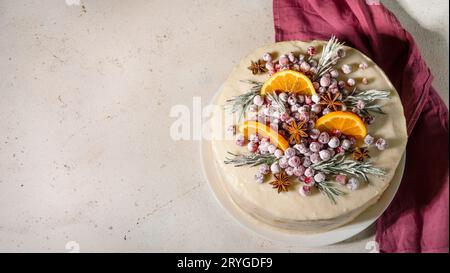 Crostmas torta decorata rosmarino mirtilli rossi Foto Stock