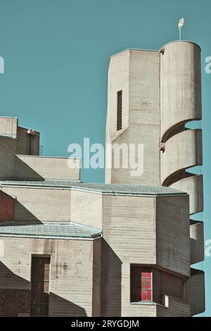 Christi Aufersthung torre della chiesa con scala a chiocciola su sfondo blu cielo a Colonia, Germania Foto Stock