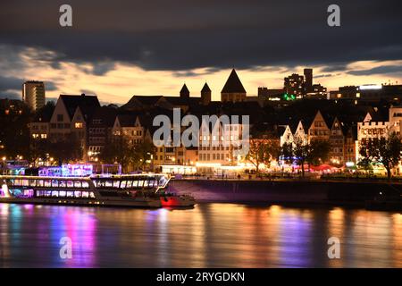 La città vecchia di Colonia e le rive del Reno sono illuminate di colori durante la notte a Colonia Foto Stock