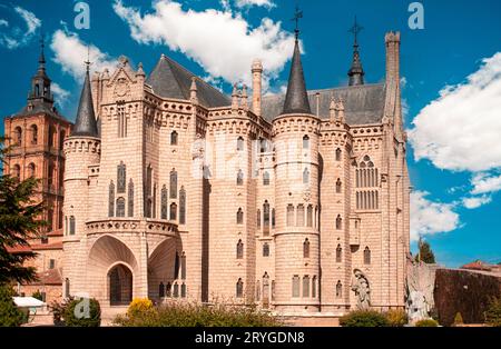 Palazzo Episcopale di Astorga a Teal e Orange Foto Stock