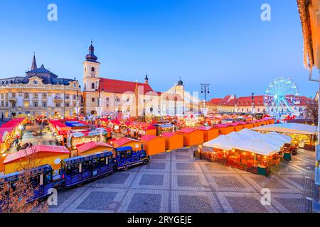 Sibiu, Romania. Mercatino di Natale, fiaba invernale, famosa fiera invernale in Transilvania. Foto Stock