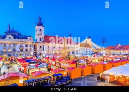 Sibiu, Romania. Mercatino di Natale, fiaba invernale, famosa fiera invernale in Transilvania. Foto Stock