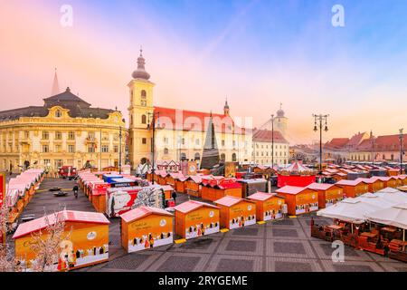 Sibiu, Romania - 20 dicembre 2022: Mercatino di Natale racconto invernale, famosa fiera invernale in Transilvania. Foto Stock