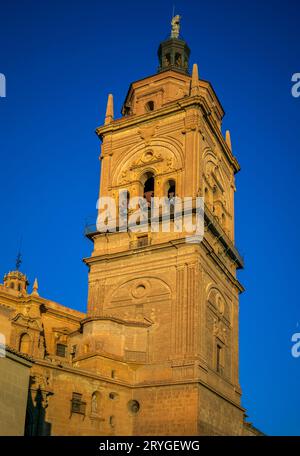 Torre della cattedrale di Guadix, Granada, Andalusia, Spagna, con una bella luce mattutina Foto Stock