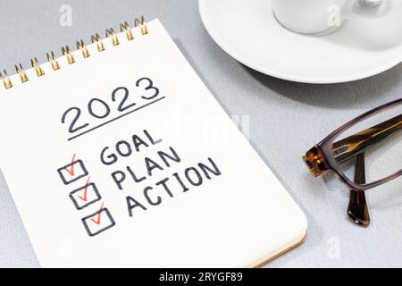 Nuovo anno 2023 obiettivo, piano, azione checklist su blocco note. Concetto di motivazione aziendale Foto Stock