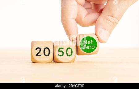 2050 anni Net zero carbon neutral Concept. Scegliere a mano un simbolo netto zero blocchi di legno con testo. Spazio di copia Foto Stock