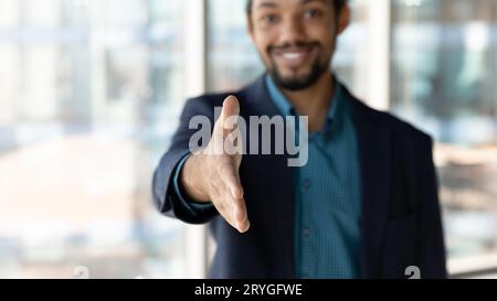 Focalizzazione sulla mano del manager delle ore afro-americane che si estende per stretta di mano Foto Stock