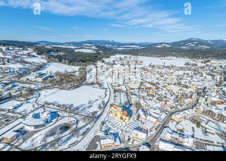 Vista aerea di Frauenau sul Parco Nazionale della Foresta Bavarese in una giornata di sole d'inverno Foto Stock