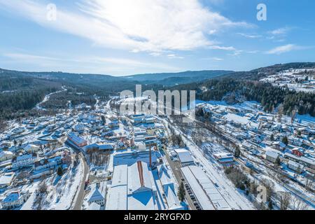 Vista aerea di Frauenau sul Parco Nazionale della Foresta Bavarese in una giornata di sole d'inverno Foto Stock