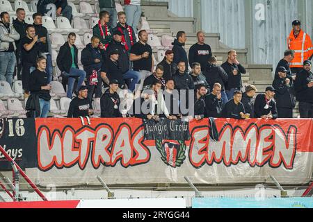 OSS, Paesi Bassi. 29 settembre 2023. OSS, PAESI BASSI - SETTEMBRE 29: Tifosi dell'FC Emmen durante la partita olandese di Keukenkampioendivisie tra Oss e FC Emmen al Frans Heesen Stadion il 29 settembre 2023 a Oss, Paesi Bassi. (Foto di Jeroen Meuwsen/Orange Pictures) credito: dpa/Alamy Live News Foto Stock