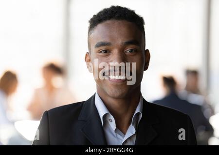 Ritratto con la testa sorridente uomo d'affari afroamericano in tuta Foto Stock
