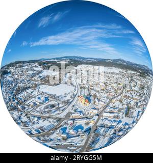 Vista aerea di Frauenau sul Parco Nazionale della Foresta Bavarese in una giornata di sole d'inverno Foto Stock