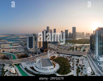 Abu Dhabi, Emirati Arabi Uniti - 30 novembre 2021: Vista aerea sulla parte in via di sviluppo dell'isola di al Reem all'ora d'oro Foto Stock
