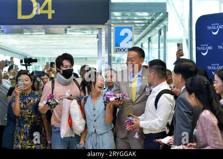 Pechino, Thailandia. 25 settembre 2023. Il primo ministro tailandese Srettha Thavisin (4th L, fronte) dà il benvenuto ai turisti cinesi all'aeroporto Suvarnabhumi di Bangkok, Thailandia, 25 settembre 2023. Crediti: Rachen Sageamsak/Xinhua/Alamy Live News Foto Stock