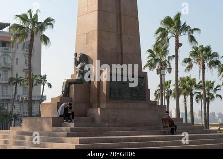 Monumento del rivoluzionario statista egiziano Saad Zaghloul Pasha con statue di regine egiziane nel quartiere Raml Station di Alessandria sulla costa mediterranea dell'Egitto. Foto Stock