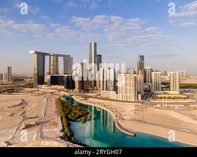 Abu Dhabi, Emirati Arabi Uniti - 8 gennaio 2022: Vista droni sulla parte in via di sviluppo dell'isola di al Reem ad Abu Dhabi Foto Stock