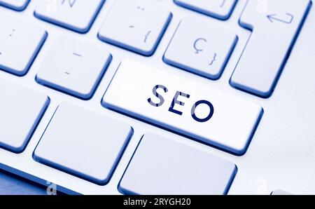SEO Word on computer Keyboard Key (tasto tastiera parola sul computer) Foto Stock