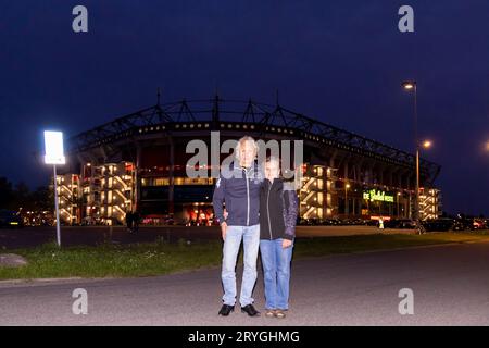 ENSCHEDE, PAESI BASSI - SETTEMBRE 30: Panoramica dello stadio sul Grolsch veste con vista generale dei tifosi all'esterno dello stadio durante la partita dell'Eredivisie Foto Stock
