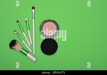 Creare il rossastro, la spugna e le spazzole sul verde Foto Stock