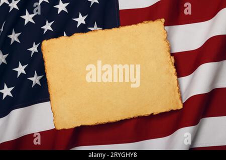 Carta d'epoca su bandiera americana Foto Stock