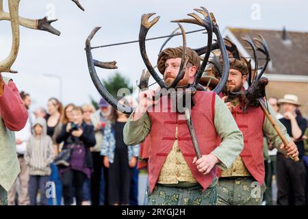 Gli Abbots Bromley Horn Dancers mentre si fanno strada a ballare intorno agli Abbots Bromley all'inizio della giornata. La danza è stata eseguita dal 1226. Gli Antlers vengono rimossi dalla chiesa locale alle 7:45 e benedetti e i ballerini eseguono le loro danze nei villaggi locali fino alle 20:00, quando ancora una volta i palchi sono rinchiusi per un altro anno. Il rituale annuale coinvolge i palchi di renna, un cavallo da hobby, Maid Marian e uno sciocco. Foto Stock