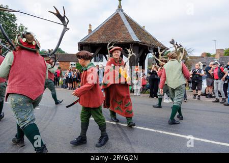 Gli Abbots Bromley Horn Dancers mentre si fanno strada a ballare intorno agli Abbots Bromley all'inizio della giornata. La danza è stata eseguita dal 1226. Gli Antlers vengono rimossi dalla chiesa locale alle 7:45 e benedetti e i ballerini eseguono le loro danze nei villaggi locali fino alle 20:00, quando ancora una volta i palchi sono rinchiusi per un altro anno. Il rituale annuale coinvolge i palchi di renna, un cavallo da hobby, Maid Marian e uno sciocco. Foto Stock