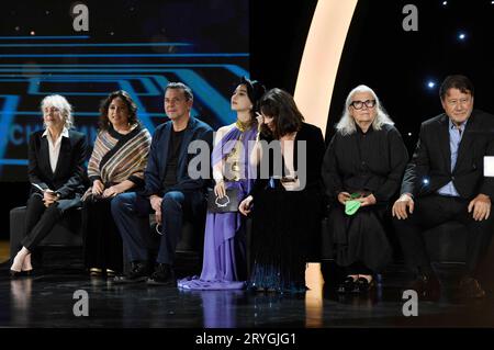 Claire Denis, Cristina Gallego, Christian Petzold, fan Bingbing, Vicky Luengo, Brigitte Lacombe und Robert Lantos bei der Preisverleihung auf dem 71. Internationalen Filmfestival San Sebastian/Festival Internacional de Cine de San Sebastian im Kursaal. San Sebastian, 30.09.2023 *** Claire Denis, Cristina Gallego, Christian Petzold, fan Bingbing, Vicky Luengo, Brigitte Lacombe e Robert Lantos alla cerimonia di premiazione del San Sebastian International Film Festival 71 Internacional de Cine de San Sebastian al Kursaal San Sebastian, 30 09 2023 foto:XC.xNiehausx/xFuturexImagex preis Foto Stock