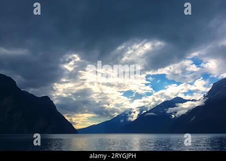 Lago di montagna con spettacolari nuvole nel cielo tempestoso al crepuscolo blu Foto Stock