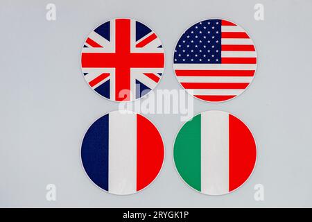 bandiere britanniche, americane, francesi e italiane esposte insieme a significare unione europea. Foto Stock