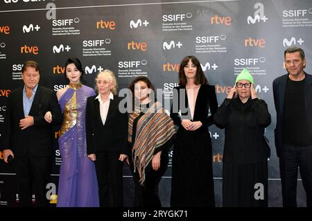 Robert Lantos, fan Bingbing, Claire Denis, Cristina Gallego, Vicky Luengo, Brigitte Lacombe und Christian Petzold bei der Abschlussgale mit der Premiere des Kinofilms 'Dance First' vom 71. Internationalen Filmfestival San Sebastian / Festival Internacional de Cine de San Sebastián im Kursaal. San Sebastian, 30.09.2023 Foto Stock