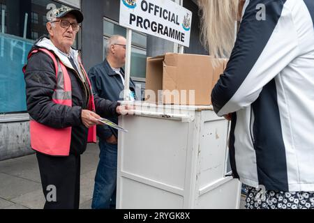 Newcastle United venditore ufficiale del programma, in città, prima della partita, a Newcastle upon Tyne, Regno Unito Foto Stock