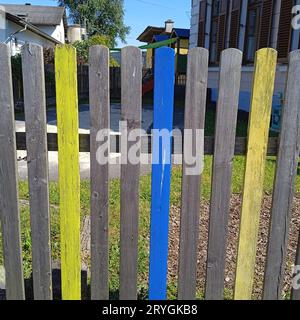 Recinzione di legno come delimitazione verso altre terre Foto Stock