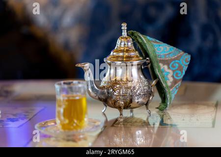 Tè marocchino al caffè in modo tradizionale, primo piano Foto Stock