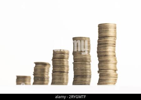 Pila crescente di monete isolate su sfondo bianco Foto Stock