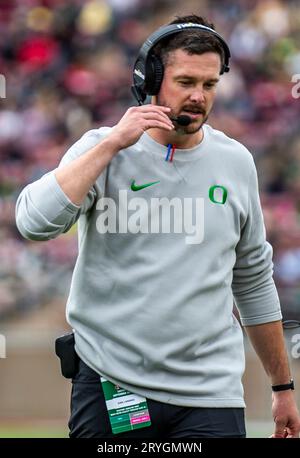 Settembre 30 2023 Palo alto, CA USA, capo-allenatore dell'Oregon Dan Lanning a bordo campo durante la partita di football NCAA tra gli Oregon Ducks e gli Stanford Cardinal.Oregon batté Stanford 42-6 allo Stanford Stadium Palo alto, CA Thurman James/CSM Foto Stock