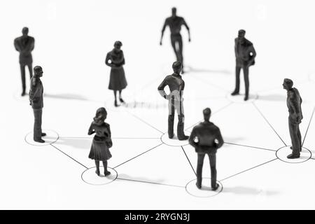 Gruppo di figurine di persone collegate. Membri collegati tra loro Foto Stock
