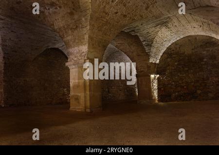 Sotterraneo oscuro del monastero cristiano di Krzeszow in Polonia Foto Stock