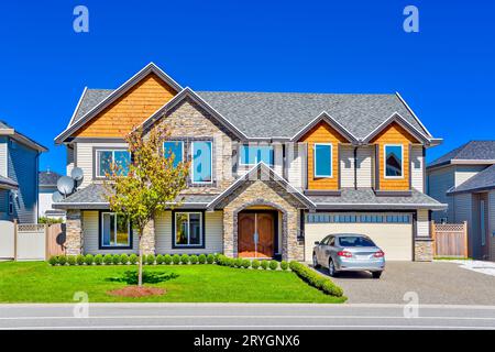 Una perfetta neigborhood. Casa residenziale di lusso con ampia porta garage Foto Stock