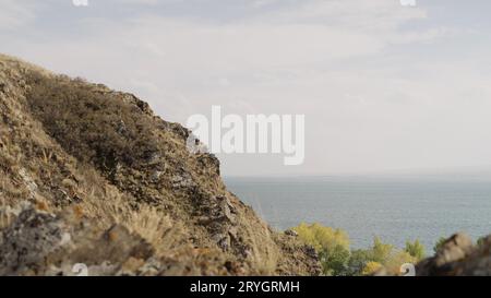 Il lago Sevan a ottobre, in una giornata di viaggio scomoda Foto Stock