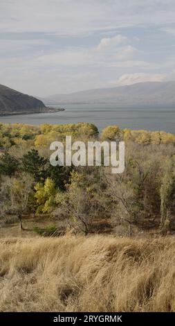 Il lago Sevan a ottobre, in una giornata di viaggio scomoda Foto Stock