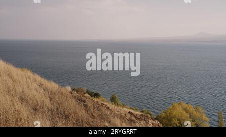 Il lago Sevan a ottobre, in una giornata di viaggio scomoda Foto Stock
