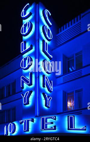 USA. FLORIDA. MIAMI. IL PANNELLO AL NEON DELLA COLONIA DELL'HOTEL DI NOTTE SU OCEAN DRIVE. Foto Stock