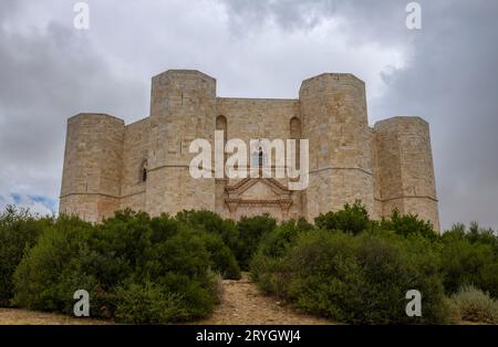 ANDRIA, ITALIA, 8 LUGLIO 2022 - Vista di Castel del Monte, costruito a forma ottagonale da Federico II nel XIII secolo, provincia di Andria, Puglia, Italia Foto Stock