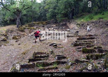 Un escursionista osserva la necropoli di Los Castros de lastra dall'età del ferro. Valdegov’a.. Alava. Paesi baschi. Spagna. Foto Stock