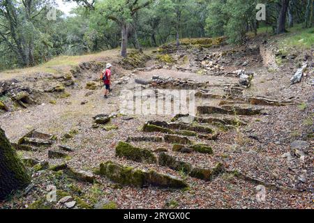 Un escursionista osserva la necropoli di Los Castros de lastra dall'età del ferro. Valdegov’a.. Alava. Paesi baschi. Spagna. Foto Stock