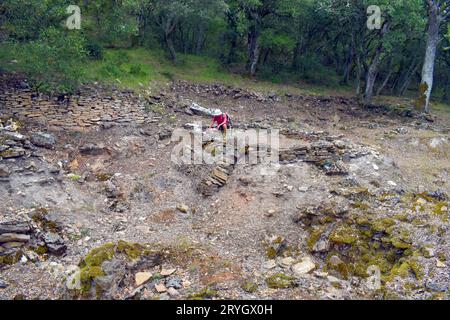 Un escursionista osserva la necropoli di Los Castros de lastra dall'età del ferro. Valdegov’a.. Alava. Paesi baschi. Spagna. Foto Stock